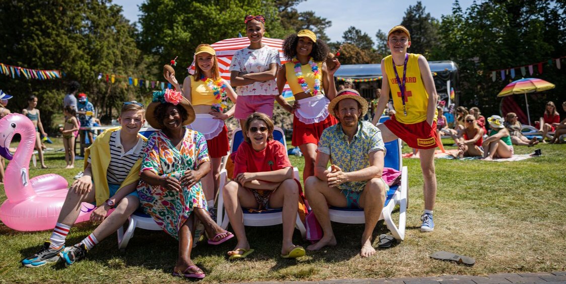Beleef een weekendje weg op de filmset van Het Feest van Tante Rita